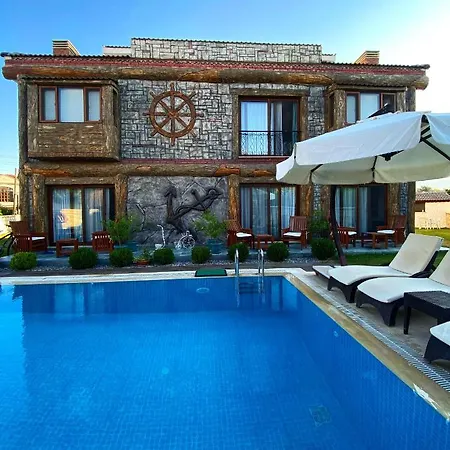 Pupa Alacati Butik Hotel *